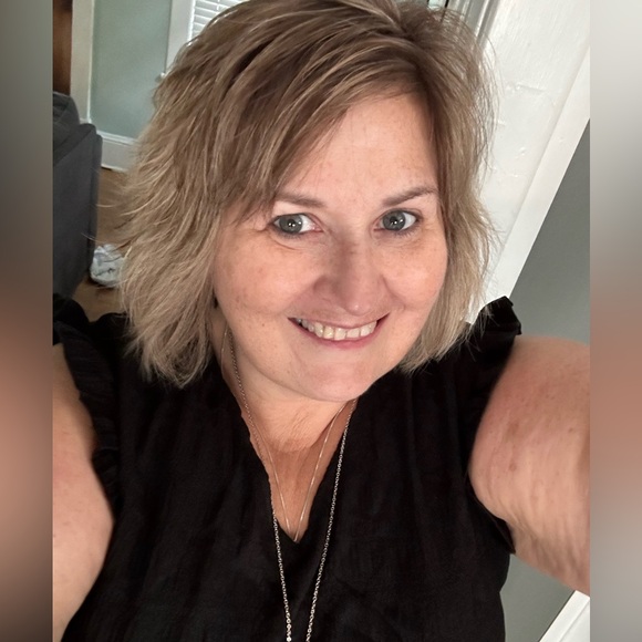 Meet your Posher, Lisa - Picture 2 of 2